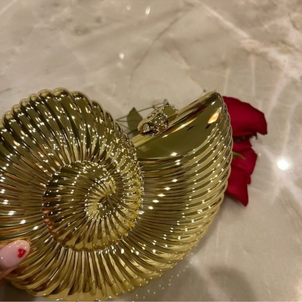 ✨✨GOLD SEASHELL Nautilus Spiral Clutch with Chain ✨✨New